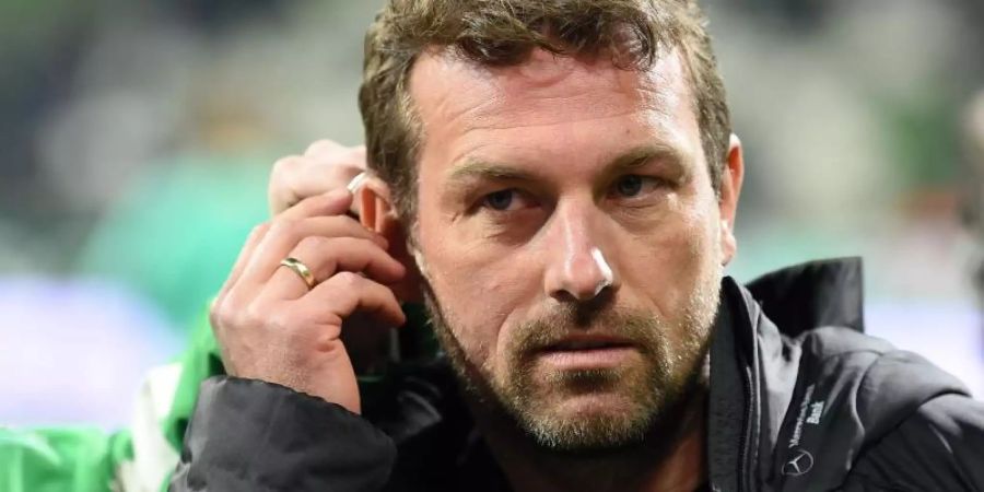 Noch im Amt: Stuttgarts Trainer Markus Weinzierl bei einem Interview nach dem Spiel gegen Werder Bremen. Foto: Carmen Jaspersen