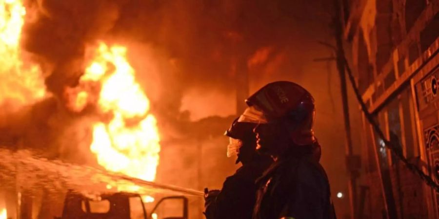 Erst nach fünf Stunden konnte das Feuer unter Kontrolle gebracht werden. Foto: AP