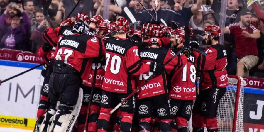 Die Kölner Spieler jubeln nach dem Einzug ins Halbfinale. Foto: Marius Becker