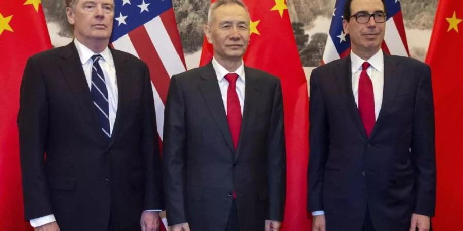 Chinas Vize-Premierminister Liu He zusammen mit dem US-Handelsbeauftragten Robert Lighthizer und Finanzminister Steven Mnuchin in einem Pekinger Staatsgästehaus. Foto: Nicolas Asfouri/AFP POOL/AP