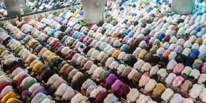 Indonesische Muslime beten am Vorabend des heiligen Fastenmonats Ramadan in der Istiqlal-Moschee im indonesischen Jakarta. Ramadan