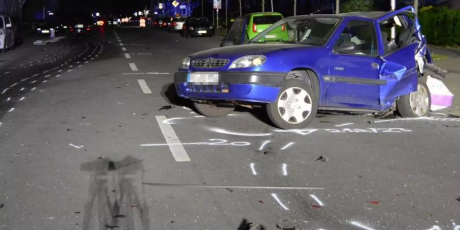 Nach einem mutmasslichen Autorennen ist eine unbeteiligte Autofahrerin gestorben. Foto: Polizei Duisburg