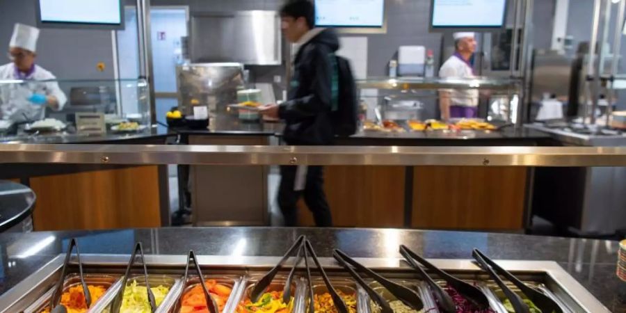 Salatbar in der veganen Mensa auf dem Campus der Technischen Universität Berlin. Foto: Monika Skolimowska