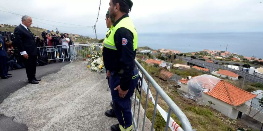 Portugals Präsident Rebelo an der Unglücksstelle