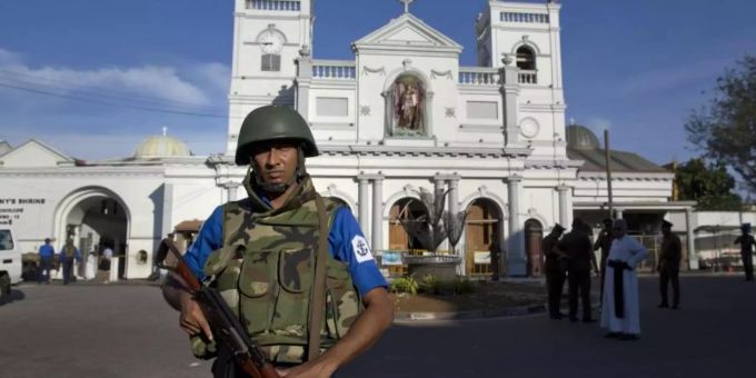 Bei einer verheerenden Anschlagsserie auf christliche Kirchen und Hotels sind am Ostersonntag in Sri Lanka nach Polizeiangaben mehr als 200 Menschen getötet worden. sri lanka