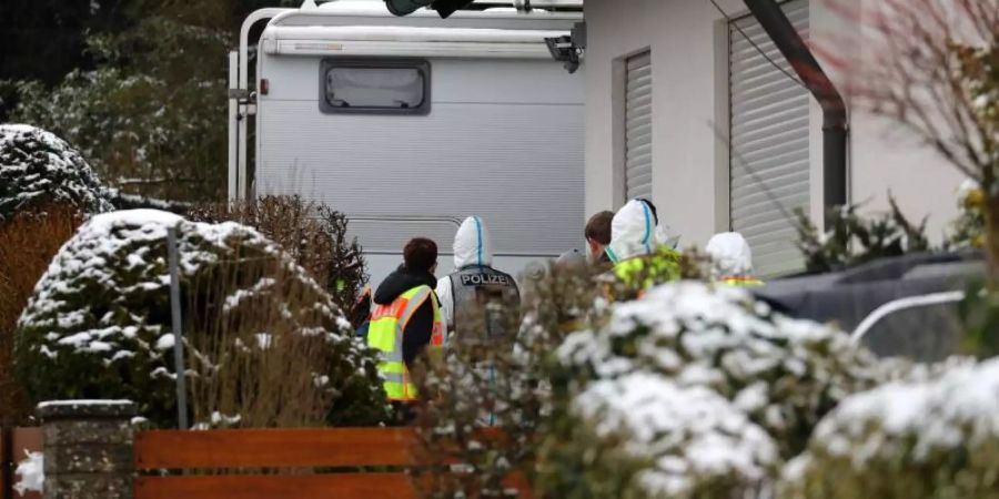 Polizisten und Mitarbeiter der Spurensicherung auf dem Anwesen des ermordeten Ehepaars in Schnaittach. Foto: Daniel Karmann