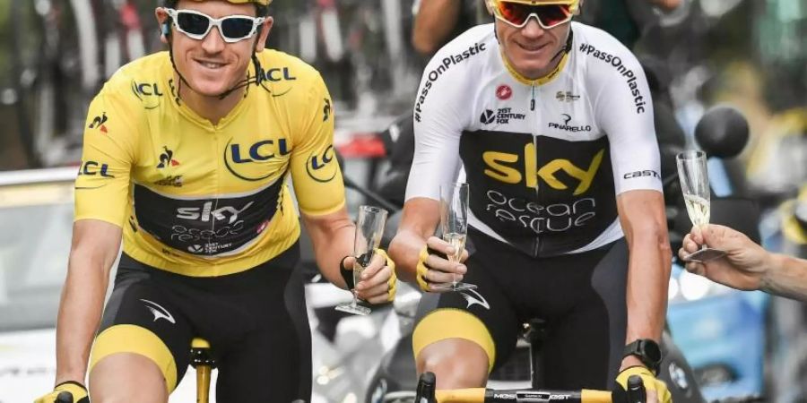 Die Briten Geraint Thomas (l) und Chris Froome bekommen einen neuen Arbeitgeber. Foto: Marco Bertorello/POOL AFP/AP