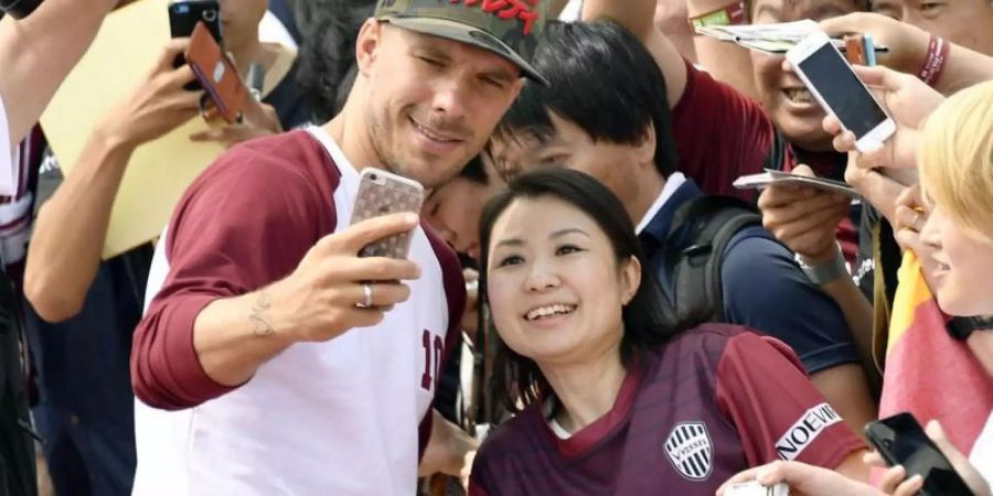 Auch in Japan ein grosser Star: Lukas Podolski. Foto: Tsuyoshi Ueda/Kyodo News/AP