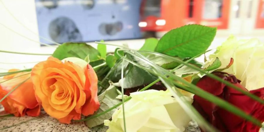 Blumen erinnern im April 2018 in einer Hamburger S-Bahnstation an den tödlichen Messerangriff. Foto: Bodo Marks