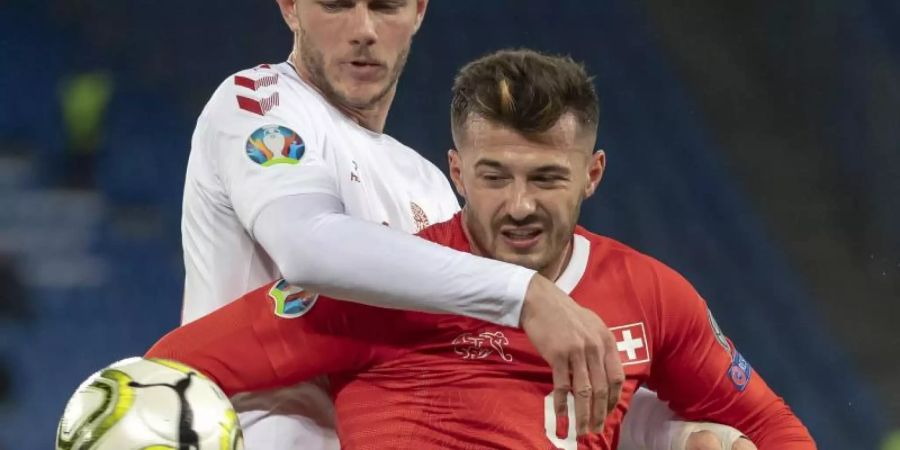 Der Däne Henrik Dalsgaard (l) ringt mit dem Schweizer Ajeti um den Ballbesitz. Foto: Georgios Kefalas/KEYSTONE