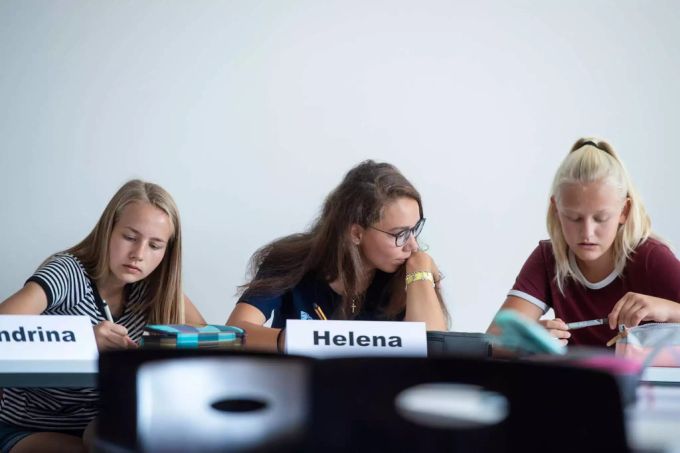 Besonders Frauen sollen durch gendergerechten Unterricht für MINT-Fächer begeistert werden. Gender Schule