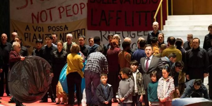 Fotoprobe zu "Nabucco" auf der Bühne in der Staatsoper Hamburg. Regie führt Kirill Serebrennikow, der zur Zeit in Moskau unter Hausarrest steht. Foto: Christian Charisius Fotoprobe zu "Nabucco" auf der Bühne in der Staatsoper Hamburg. Regie führt Kirill Serebrennikow, der zur Zeit in Moskau unter Hausarrest steht. Foto: Christian Charisius