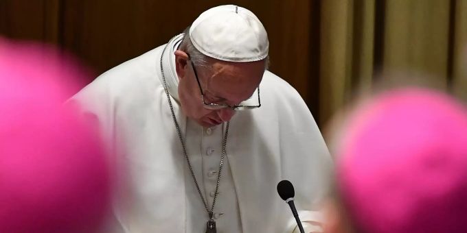 Papst Franziskus betet bei der Eröffnung des Gipfeltreffens zum Thema Missbrauch im Februar 2019. Missbrauch Papst Franziskus