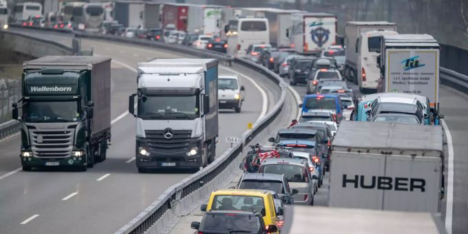 Der Osterreiseverkehr staut sich vor dem Gotthard-Tunnel zwischen Göschenen und Erstfeld auf der A2 in Richtung Süden auf mehrere Kilometer Länge. Gotthard-Strassentunnel Ostern