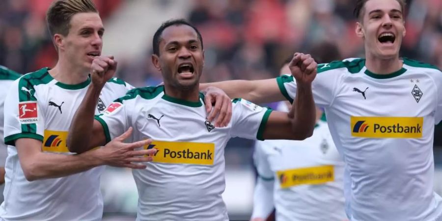 Gladbachs Raffael (M) bejubelt mit Patrick Herrmann (l) und Florian Neuhaus sein Tor zum 1:0 gegen Hannover 96. Foto: Peter Steffen