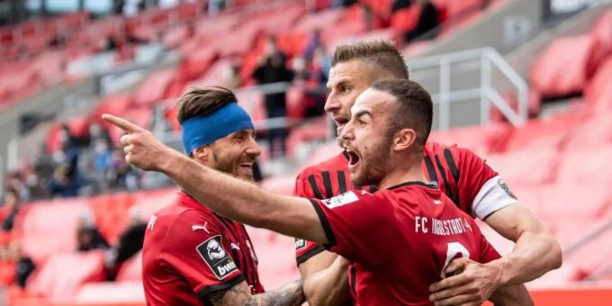 Ingolstadts Robin Krausse (l-r), Stefan Kutschke und Torschütze Fatih Kaya jubeln über den Treffer zum 2:0 im Relegation-Hinspiel. Foto: Matthias Balk/dpa Ingolstadts Robin Krausse (l-r), Stefan Kutschke und Torschütze Fatih Kaya jubeln über den Treffer zum 2:0 im Relegation-Hinspiel. Foto: Matthias Balk/dpa