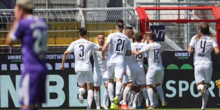 Ingolstadts Torschütze Bilbija (verdeckt) feiert seinen Treffer zum 1:2 mit Dominik Franke (l-r), Tobias Schröck und Björn Paulsen. Foto: Friso Gentsch/dpa