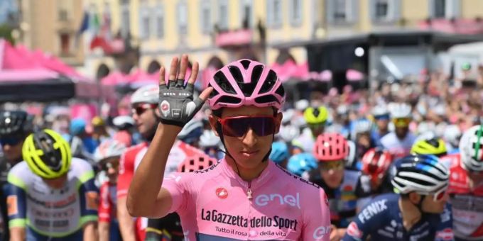 Egan Bernal vom Team Ineos Grenadiers verteidigte auf der 20. Etappe das Rosa Trikot des Gesamtführenden. Foto: Gian Mattia D'alberto/LaPresse/AP/dpa Egan Bernal vom Team Ineos Grenadiers verteidigte auf der 20. Etappe das Rosa Trikot des Gesamtführenden. Foto: Gian Mattia D'alberto/LaPresse/AP/dpa