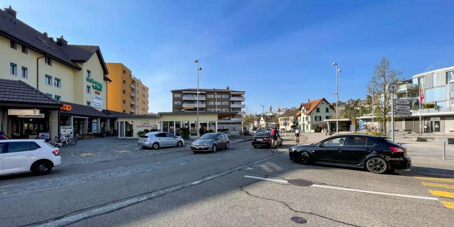 Autoverkehr im Zentrum der Gemeinde Birmensdorf (ZH).