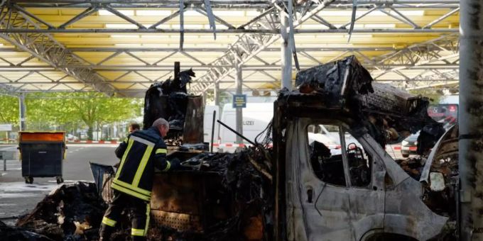 Die Polizei untersucht die Überreste des abgebrannten Foodtrucks «Willi Herren’s Rievkoochebud». Willi Herren