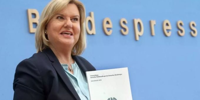 Eva Högl, Wehrbeauftragte des Bundestags, stellt vor der Bundespressekonferrenz ihren ersten Jahresbericht zur Lage der Bundeswehr vor. Foto: Wolfgang Kumm/dpa Eva Högl, Wehrbeauftragte des Bundestags, stellt vor der Bundespressekonferrenz ihren ersten Jahresbericht zur Lage der Bundeswehr vor. Foto: Wolfgang Kumm/dpa