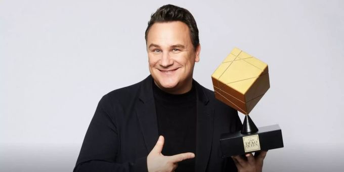 Guido Maria Kretschmer posiert mit der neuen Trophäe für «Guidos Deko Queen». guido maria kretschmer