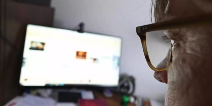 Das Starren auf den Monitor zu unterbrechen ist wichtig, um die Hornhaut gesund zu halten. Denn vor dem Rechner blinzelt man seltener und das führt langfristig zu Problemen. Foto: Bernd Weissbrod/dpa Das Starren auf den Monitor zu unterbrechen ist wichtig, um die Hornhaut gesund zu halten. Denn vor dem Rechner blinzelt man seltener und das führt langfristig zu Problemen. Foto: Bernd Weissbrod/dpa