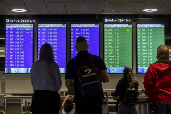 Internationales Reisen soll künftig nur noch mit Covid-Zertifikat möglich sein, so der Bundesrat. Aus epidemiologischer Sicht sei das Infektionsrisiko hoch. Flughafen Covid-Zertifikat