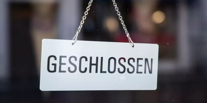 ARCHIV - 22.12.2020, Brandenburg, Potsdam: In einem Schaufenster in der Fussgängerzone hängt ein Schild mit der Aufschrift «geschlossen». Deutschland befindet sich zur Eindämmung der Corona-Pandemie in einem Lockdown. Coronavirus - Potsdam