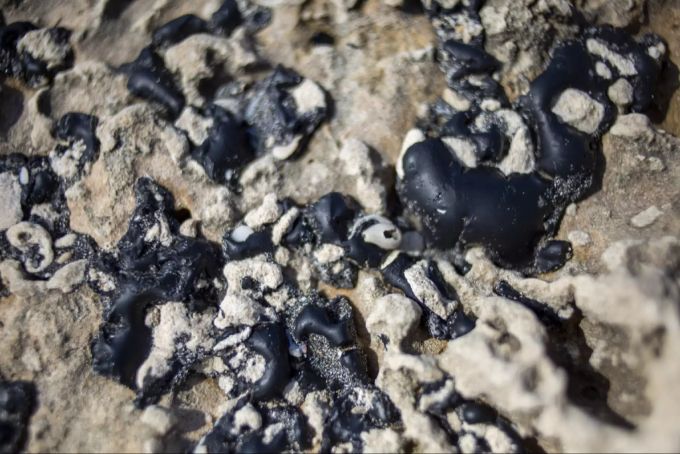 Rückstände von Teer an einem Strand in Israel. israel ölpest