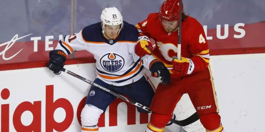 Dominik Kahun (l) feierte mit den Edmonton Oilers einen knappen Sieg gegen die Calgary Flames. Foto: Todd Korol/The Canadian Press/AP/dpa