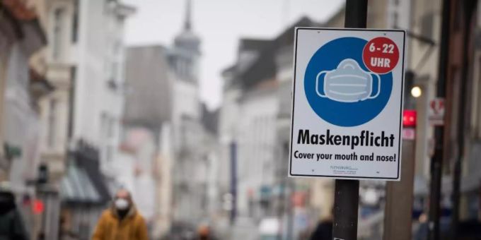 Maskenpflicht in der Innenstadt von Flensburg. Die Fallzahlen sind hier derzeit hoch. Foto: Christian Charisius/dpa Maskenpflicht in der Innenstadt von Flensburg. Die Fallzahlen sind hier derzeit hoch. Foto: Christian Charisius/dpa