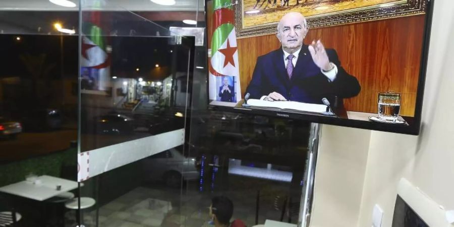 In einer TV-Ansprache kündigt der algerische Präsident Abdelmadjid Tebboune Neuwahlen an. Foto: Fateh Guidoum/AP/dpa