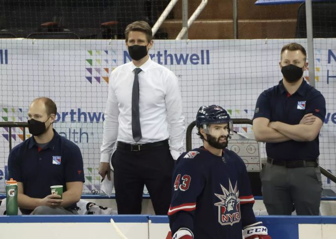 Kris Knoblauch (M.) ersetzte David Quinn kurzfristig als Headcoach der New York Rangers. New york rangers