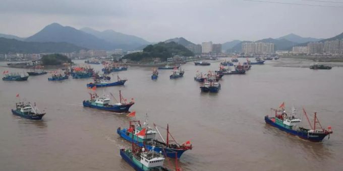 Fischerboote verlassen den Hafen Shipu in der chinesischen Provinz Zhejiang. Meeresverschmutzung