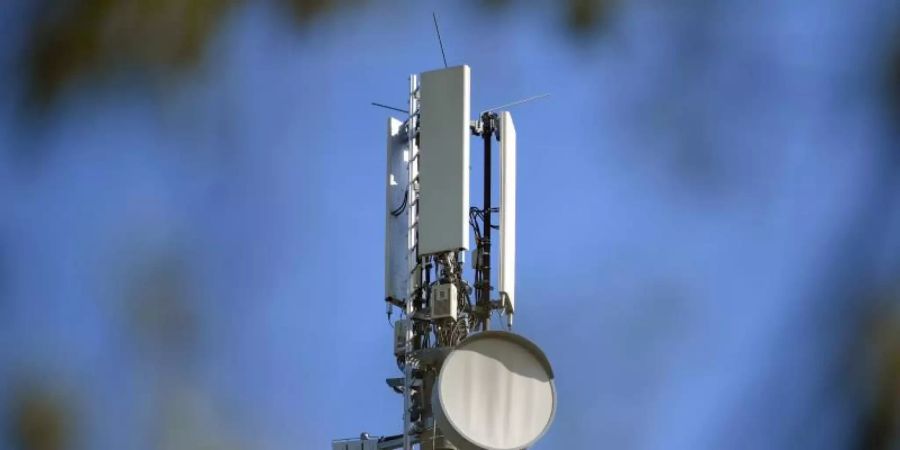 Ein Sendemast für Mobilfunk vor blauem Himmel. Foto: Patrick Pleul/dpa-Zentralbild/dpa
