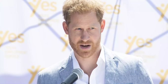 Prinz Harry spricht bei einer Veranstaltung. Prinz Harry