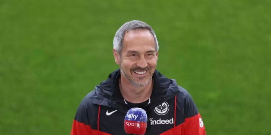 Frankfurts Trainer Adi Hütter stellt sich vor dem Spiel den Fragen der Journalisten. Foto: Lars Baron/Pool Getty/dpa