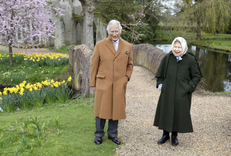 Prinz Charles und Queen Elizabeth. Prinz Harry soll die Beiden letzte Woche heimlich besucht haben.