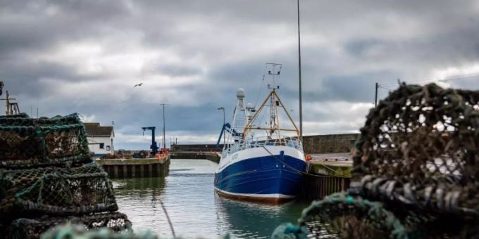 Ein Kutter liegt im Hafen vom britischen Kilkeel. Foto: David Keyton/AP/dpa fischerei hafen brexit