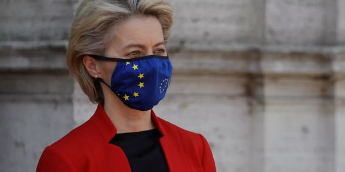 Ursula von der Leyen, Präsidentin der Europäischen Kommission, steht anlässlich des Global Health Summit vor der Villa Pamphili nach einer Begrüssung durch die Ehrengarde. Global Health Summit