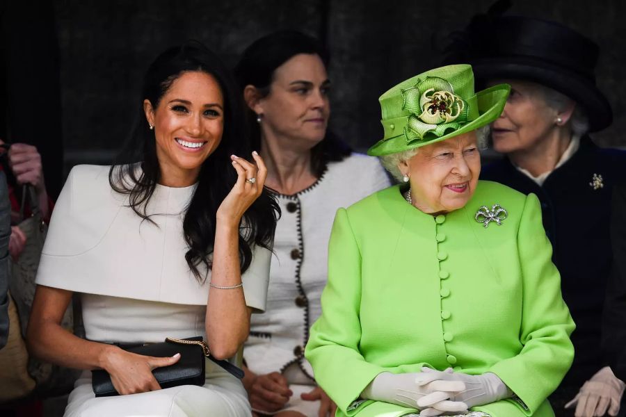 Hinter Meghan Markle und der Queen sitzt Samantha Cohen. Sie soll eines der Mobbing-Opfer sein.