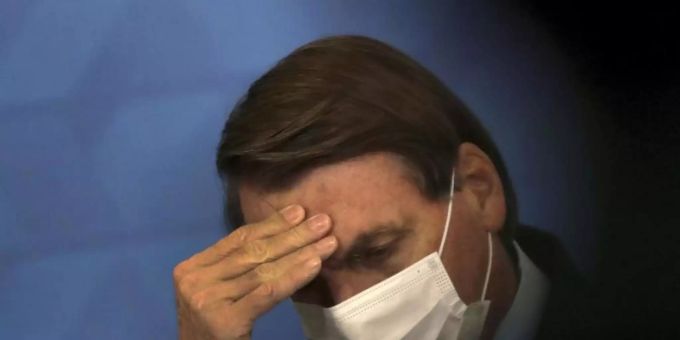 Brasiliens Präsident Jair Bolsonaro steht unter Druck. Foto: Eraldo Peres/AP/dpa jair bolsonaro