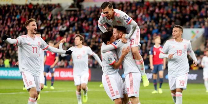 Die spanische Nationalmannschaft feiert nach einem Tor 2019. stromausfall