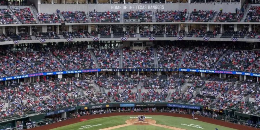 Beim Baseball-Spiel der Texas Rangers gegen die Toronto Blue Jays waren laut offiziellen Angaben 38.238 Zuschauer im Globe Life Field in Arlington. Foto: Jeffrey Mcwhorter/AP/dpa