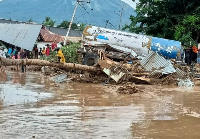Die Flut hat bereits für grosse Schäden und Probleme gesorgt. Doch die Wetterlage scheint sich auch in den kommenden Tagen kaum zu bessern. Indonesien