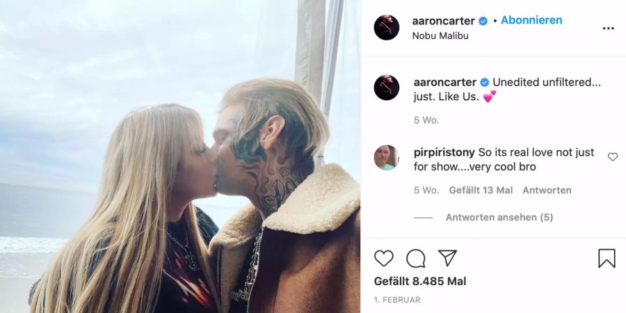 Melanie Martin und Aaron Carter küssen sich.