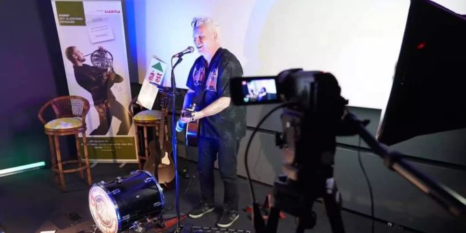 Beim ersten Livestream in Oensingen stand Pät aus der Bieler Band QL auf der Bühne. Unverhört Livestream Onik Oensingen