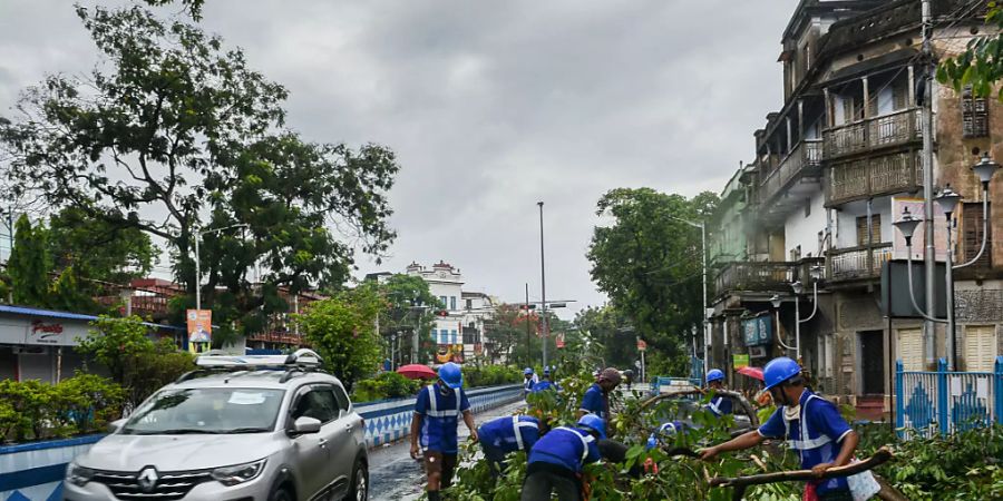 Insgesamt sind mehr als 1,5 Millionen Menschen in Notunterkünfte untergekommen. Der indische meteorologische Dienst erwartet, dass der Zyklon Windgeschwindigkeiten von bis 165 km/h, viel Regen und hohe Wellen mit sich bringen wird. Foto: Debarchan Chatterjee/ZUMA Wire/dpa Foto: Debarchan Chatterjee/ZUMA Wire/dpa