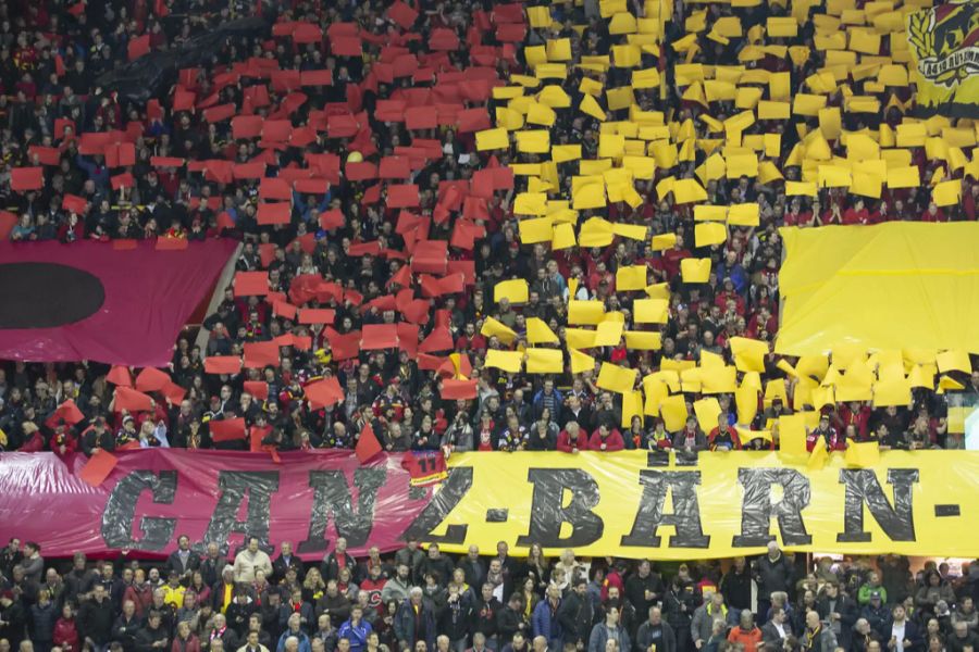 Berner Fans vor dem siebten Eishockey Playoff-Halbfinalspiel der National League zwischen dem SC Bern und dem EHC Biel, am Dienstag, 9. April 2019 in der Postfinance Arena in Bern.